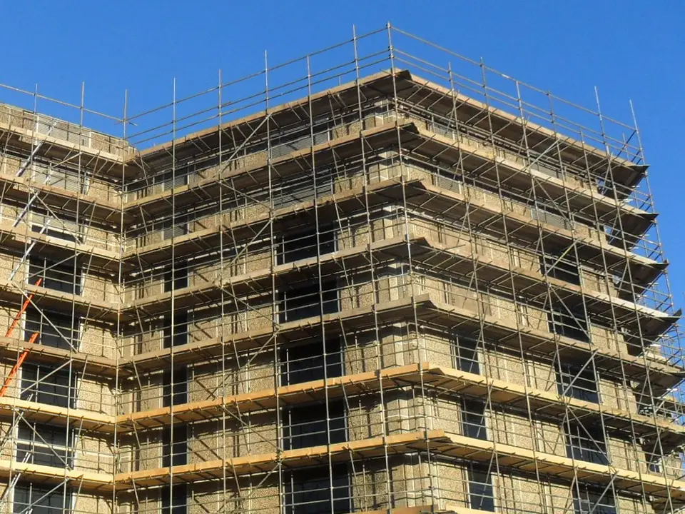Scaffold rising above the roof of Reading’s old council offices with guardrails along the roof edge